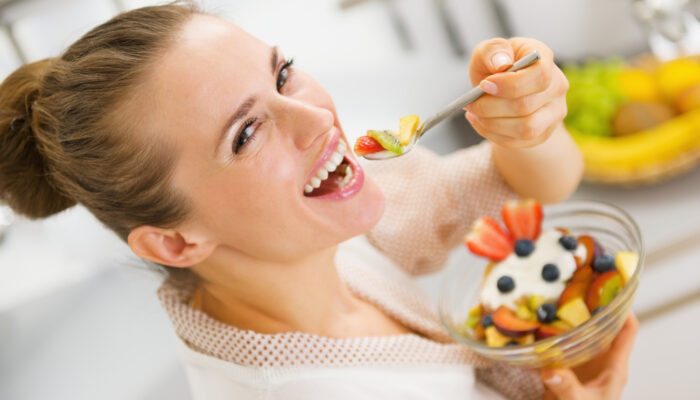 8 common foods to eat and avoid for better oral hygiene